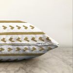 Beyaz Zemin Üzerinde Gold Detayli Geometrik Çizimli Raşel Kadife Yastık Kırlent Kılıfı Realhomes