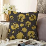 Siyah Zemin Üzerinde Gold Detayli Geometrik Çizimli Raşel Kadife Yastık Kırlent Kılıfı Realhomes