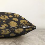 Siyah Zemin Üzerinde Gold Detayli Geometrik Çizimli Raşel Kadife Yastık Kırlent Kılıfı Realhomes