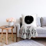 - Sonil-K-7667-Gorsel2 - Realhomes  Beyaz Zemin Üzerinde Siyah Renkli Geometrik Çizim Modern Raşel Kadife Yastık Kırlent Kılıfı Realhomes