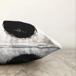 - Sonil-K-7667-Gorsel3 - Realhomes  Beyaz Zemin Üzerinde Siyah Renkli Geometrik Çizim Modern Raşel Kadife Yastık Kırlent Kılıfı Realhomes