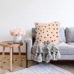 - Sonil-K-7668-Gorsel2 - Realhomes  Renkli Zemin Üzerinde Siyah Geometrik Çizimli Dijital Baskılı Modern Raşel Kadife Yastık Kılıfı Realhomes