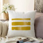 Beyaz Zemin Üzerinde Gold Detaylı Geometrik Çizim Modern Raşel Kadife Yastık Kırlent Kılıfı Realhomes