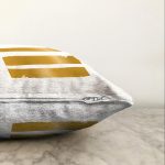 Beyaz Zemin Üzerinde Gold Detaylı Geometrik Çizim Modern Raşel Kadife Yastık Kırlent Kılıfı Realhomes
