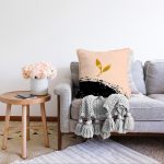 - Sonil-K-7670-Gorsel2 - Realhomes  Pastel Zemin Üzerinde Gold Detaylı Yaprak Desenli Modern Raşel Kadife Yastık Kırlent Kılıfı Realhomes