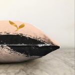 - Sonil-K-7670-Gorsel3 - Realhomes  Pastel Zemin Üzerinde Gold Detaylı Yaprak Desenli Modern Raşel Kadife Yastık Kırlent Kılıfı Realhomes