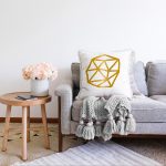 Beyaz Zemin Üzerinde Gold Detaylı Geometrik Çizim Modern Raşel Kadife Yastık Kırlent Kılıfı Realhomes