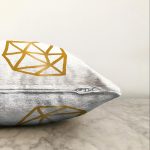Beyaz Zemin Üzerinde Gold Detaylı Geometrik Çizim Modern Raşel Kadife Yastık Kırlent Kılıfı Realhomes