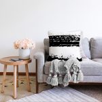 Beyaz Zemin Üzerinde Siyah Çizgili Geometrik Çizim Modern Raşel Kadife Yastık Kırlent Kılıfı Realhomes