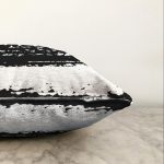 Beyaz Zemin Üzerinde Siyah Çizgili Geometrik Çizim Modern Raşel Kadife Yastık Kırlent Kılıfı Realhomes