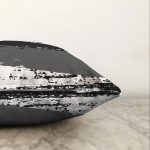 Beyaz Zemin Üzerinde Soyut Çizim Dijital Baskılı Modern Raşel Kadife Yastık Kırlent Kılıfı Realhomes