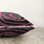 - Sonil-K-7677-Gorsel3 - Realhomes Gri Siyah Zemin Üzerinde Pembe Renkli Geometrik Desen Raşel Kadife Yastık Kırlent Kılıfı Realhomes