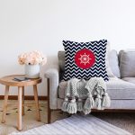 - Sonil-K-7686-Gorsel2 - Realhomes Renkli Zemin Üzerinde Geometrik Zigzag Desenli Çapa Raşel Kadife Yastık Kırlent Kılıfı Realhomes