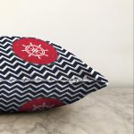 - Sonil-K-7686-Gorsel3 - Realhomes Renkli Zemin Üzerinde Geometrik Zigzag Desenli Çapa Raşel Kadife Yastık Kırlent Kılıfı Realhomes