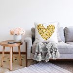 - Sonil-K-7688-Gorsel2 - Realhomes Beyaz Zemin Üzerinde Gold Detaylı Kalp Çizimli Modern Raşel Kadife Yastık Kırlent Kılıfı Realhomes