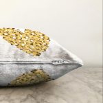 - Sonil-K-7688-Gorsel3 - Realhomes Beyaz Zemin Üzerinde Gold Detaylı Kalp Çizimli Modern Raşel Kadife Yastık Kırlent Kılıfı Realhomes