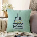 - Sonil-K-7692-Gorsel1 - Realhomes Pastel Zemin Üzerinde Gold Detaylı Pasta Çizimli Modern Raşel Kadife Yastık Kırlent Kılıfı Realhomes