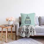 - Sonil-K-7692-Gorsel2 - Realhomes Pastel Zemin Üzerinde Gold Detaylı Pasta Çizimli Modern Raşel Kadife Yastık Kırlent Kılıfı Realhomes