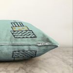 - Sonil-K-7692-Gorsel3 - Realhomes Pastel Zemin Üzerinde Gold Detaylı Pasta Çizimli Modern Raşel Kadife Yastık Kırlent Kılıfı Realhomes