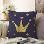 Siyaz Zemin Üzerinde Gold Detaylı Taç Desenli Dijital Baskılı Modern Raşel Kadife Yastık Kılıfı Realhomes