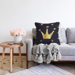 Siyaz Zemin Üzerinde Gold Detaylı Taç Desenli Dijital Baskılı Modern Raşel Kadife Yastık Kılıfı Realhomes