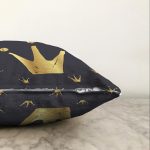 Siyaz Zemin Üzerinde Gold Detaylı Taç Desenli Dijital Baskılı Modern Raşel Kadife Yastık Kılıfı Realhomes