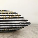 - Sonil-K-7696-Gorsel3 - Realhomes  Beyaz Zemin Üzerinde Siyah Çizgili Gold Yazılı Happy Holidays Yazılı Raşel Kadife Yastık Kılıfı Realhomes