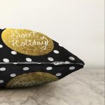 - Sonil-K-7697-Gorsel3 - Realhomes  Siyah Zemin Üzerinde Gold Detaylı Sweet Holiday Yazılı Raşel Kadife Yastık Kırlent Kılıfı Realhomes