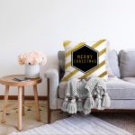 - Sonil-K-7699-Gorsel2 - Realhomes Beyaz Zemin Üzerinde Gold Detaylı Merry Christmas Yazılı Raşel Kadife Yastık Kırlent Kılıfı Realhomes