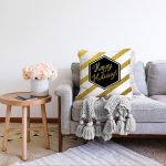 - Sonil-K-7701-Gorsel2 - Realhomes  Beyaz Zemin Üzerinde Gold Detaylı Happy Holidays Yazılı Raşel Kadife Yastık Kırlent Kılıfı Realhomes