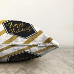 - Sonil-K-7701-Gorsel3 - Realhomes  Beyaz Zemin Üzerinde Gold Detaylı Happy Holidays Yazılı Raşel Kadife Yastık Kırlent Kılıfı Realhomes