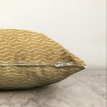 - Sonil-K-7703-Gorsel3 - Realhomes  Gold Zeminli Beyaz Geometrik Çizimli Dijital Baskılı Modern Raşel Kadife Yastık Kırlent Kılıfı Realhomes