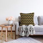 Gold Zeminli Siyah Zigzag Desenli Dijital Baskılı Modern Raşel Kadife Yastık Kırlent Kılıfı Realhomes