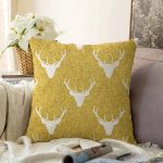 Gold Zemin Üzerinde Geyik Desenli Dijital Baskılı Modern Raşel Kadife Yastık Kırlent Kılıfı Realhomes