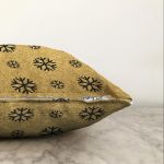 - Sonil-K-7707-Gorsel3 - Realhomes  Gold Zemin Üzerinde Siyah Renkli Kartanesi Desenli Modern Raşel Kadife Yastık Kırlent Kılıfı Realhomes