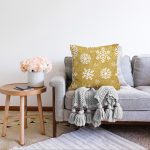 Gold Zemin Üzerinde Beyaz Renkli Kartanesi Desenli Modern Raşel Kadife Yastık Kırlent Kılıfı Realhomes