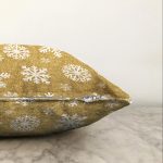 Gold Zemin Üzerinde Beyaz Renkli Kartanesi Desenli Modern Raşel Kadife Yastık Kırlent Kılıfı Realhomes