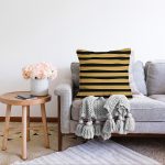 - Sonil-K-7711-Gorsel2 - Realhomes Gold Zemin Üzerinde Siyah Çizgili Dijital Baskılı Modern Raşel Kadife Yastık Kırlent Kılıfı Realhomes