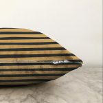 - Sonil-K-7711-Gorsel3 - Realhomes Gold Zemin Üzerinde Siyah Çizgili Dijital Baskılı Modern Raşel Kadife Yastık Kırlent Kılıfı Realhomes