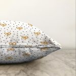 - Sonil-K-7714-Gorsel3 - Realhomes Beyaz Zemin Üzerinde Gold Detaylı Geometrik Çizim Modern Raşel Kadife Yastık Kırlent Kılıfı Realhomes