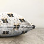 - Sonil-K-7717-Gorsel3 - Realhomes  Beyaz Zemin Üzerinde Gold Detaylı Hediye Paketi Desenli Raşel Kadife Yastık Kırlent Kılıfı Realhomes