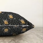 Siyah Zeminli Gold Renkli Çan Desenli Dijital Baskılı Modern Raşel Kadife Yastık Kırlent Kılıfı Realhomes