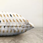 - Sonil-K-7719-Gorsel3 - Realhomes  Beyaz Zemin Üzerinde Gold Detaylı Çamağacı Desenli Modern Raşel Kadife Yastık Kırlent Kılıfı Realhomes