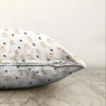 - Sonil-K-7721-Gorsel3 - Realhomes Beyaz Zemin Üzerinde Gold Renkli Hediye Paketi Desenli Raşel Kadife Yastık Kırlent Kılıfı Realhomes