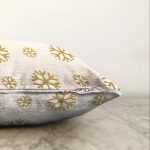 - Sonil-K-7722-Gorsel3 - Realhomes Renkli Zemin Üzerinde Gold Detaylı Kartanesi Desenli Raşel Kadife Yastık Kırlent Kılıfı Realhomes