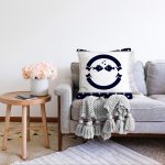 - Sonil-K-7723-Gorsel2 - Realhomes Beyaz Zemin Üzerinde Renkli Balık Desenli Raşel Kadife Yastık Kırlent Kılıfı Realhomes