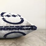 - Sonil-K-7723-Gorsel3 - Realhomes Beyaz Zemin Üzerinde Renkli Balık Desenli Raşel Kadife Yastık Kırlent Kılıfı Realhomes