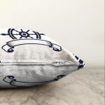 - Sonil-K-7726-Gorsel3 - Realhomes Beyaz Zemin Üzerinde Modern Dümen Desenli Raşel Kadife Yastık Kırlent Kılıfı Realhomes