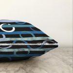 - Sonil-K-7733-Gorsel3 - Realhomes Siyah Zemin Üzerinde Renkli Geometrik Çizimli Dijital Baskılı Modern Raşel Kadife Yastık Kılıfı Realhomes