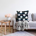 Siyah Zemin Üzerinde Beyaz Puantiyeli Dijital Baskılı Modern Raşel Kadife Yastık Kırlent Kılıfı Realhomes